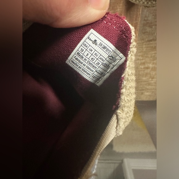 Ladies size 10 Sanuk shoes. - Picture 7 of 8